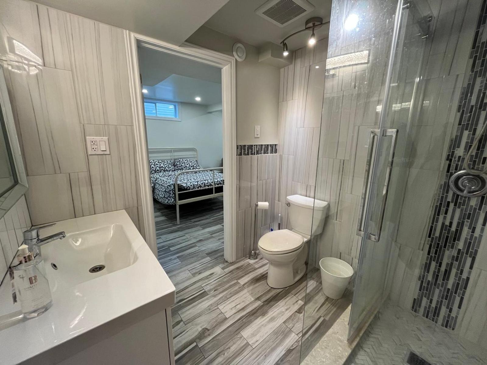Modern Studio With Kitchenette And Bath Guelph Exterior foto