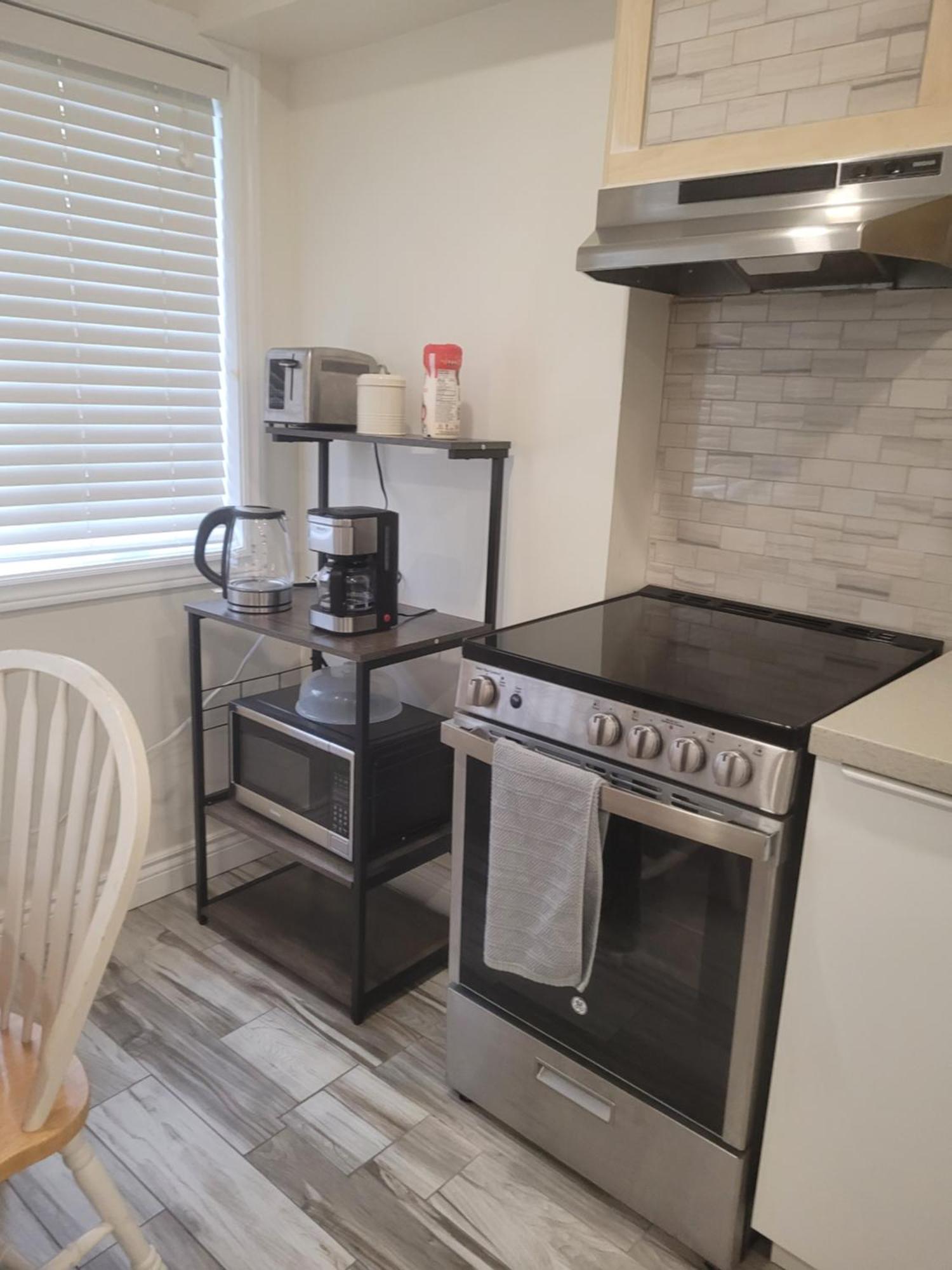 Modern Studio With Kitchenette And Bath Guelph Exterior foto